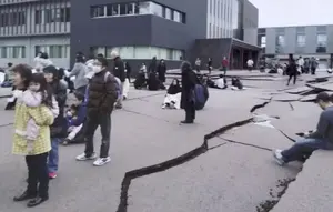 Retakan terlihat di tanah di Wajima, prefektur Ishikawa, Jepang pada 1 Januari 2024 setalah gempa bumi. (Foto: Berita Kyodo melalui AP)