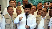 Ketua Umum Partai Gerindra Prabowo Subianto (tengah) bersama relawan Jokowi Mania (Joman) menyampaikan keterangan pers usai melakukan pertemuan di Rumah Kertanegara, Jakarta, Kamis (16/2/2023). Dalam pertemuan tersebut, relawan Joman sepakat mendukung Prabowo Subianto untuk Pilpres 2024 dan bertransformasi menjadi Prabowo Mania 08. (Liputan6.com/Johan Tallo)