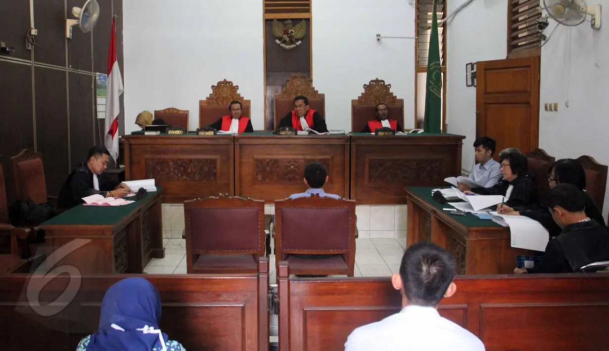 Suasana sidang lanjutan kasus tabrakan maut di Pondok Indah di PN Jakarta Selatan, Jakarta, Kamis (4/6/2015). Agenda Sidang mendengarkan keterangan saksi dari pihak JPU dan menghadirkan rekan terdakwa sebagai saksi. (Liputan6.com/Helmi Afandi)