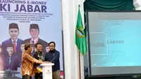 Sekda Jabar Herman Suryatman saat Launching e - Monev pada Badan Publik di Jawa Barat Tahun 2024 dengan tema 'Mendorong Implementasi Keterbukaan Informasi Publik Untuk Kesejahteraan Masyarakat Jawa Barat' di Aula Timur Gedung Sate, Selasa (9/7/2024). (Dok. Pemprov Jabar)