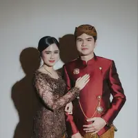 Di antara deretan tamu dan keluarga yang hadir, penampilan Dul Jaelani bersama Tissa Biani mencuri perhatian lewat gaya yang terasa selaras, tanpa perlu terlihat berlebihan. [@fadlan_indonesia].