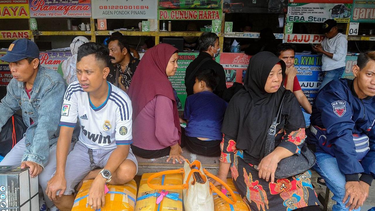 Pada H-8 Lebaran, sejumlah pemudik mulai memadati terminal-terminal di Jakarta dan sekitarnya. Salah satunya adalah Terminal Bayangan Pondok Pinang, Jakarta Selatan, Selasa (2/4/2024). Merdeka.com/Arie Basuki