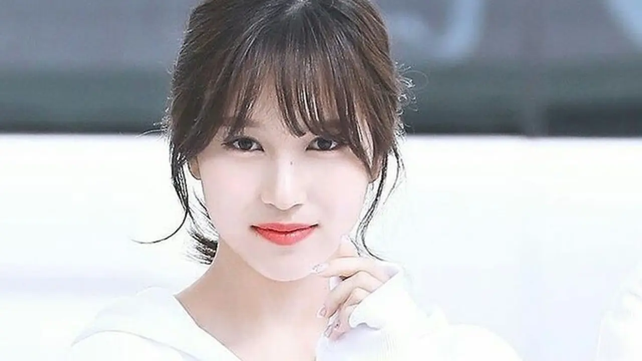 Idap Anxiety Disorder, Ini 6 Potret Cantiknya Mina TWICE di Panggung