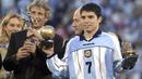 Pemain Argentina, Javier Saviola (kanan) dan pelatih Jose Pekerman merayakan keberhasilan Argentina menjuarai Piala Dunia U-20 2001 setelah mengalahkan Ghana pada laga final di Buenos Aires, Argentina (8/7/2001). Hingga kini Javier Saviola masih tercatat sebagai pemegang rekor gol terbanyak dalam satu edisi Piala Dunia U-20 yang dibukukannya pada edisi 2001 di Argentina. Dengan raihan 11 golnya, di samping membawa Argentina menjadi juara, ia juga dinobatkan sebagai top skor dan pemain terbaik turnamen. (AFP/Miguel Mendez)