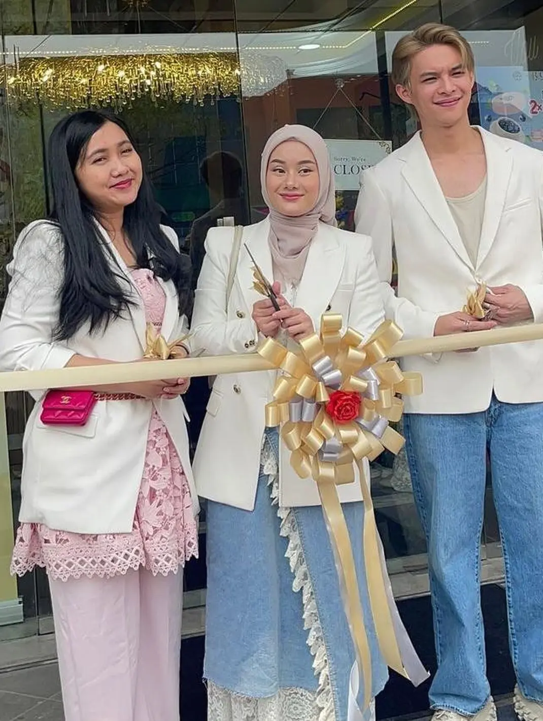 6 Potret Terbaru Rey Mbayang Bikin Pangling dengan Rambut Pirang ...