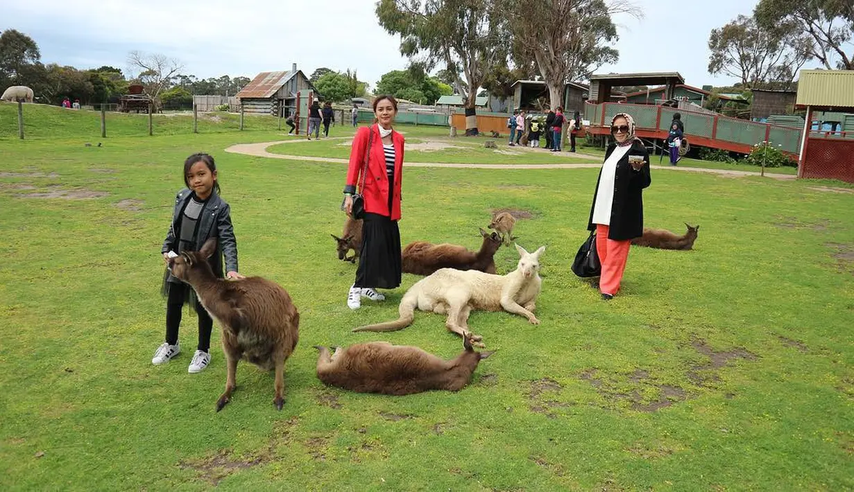 Gaya liburan Masayu dan Samara memang sangat modis. Berbagai gaya busana selalu membuat tampilannya menjadi tak membosankan. (Instagram/masayuanastasia)