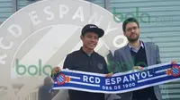 Evan Dimas foto bersama Espanyol B beberapa saat setelah tiba di Spanyol.