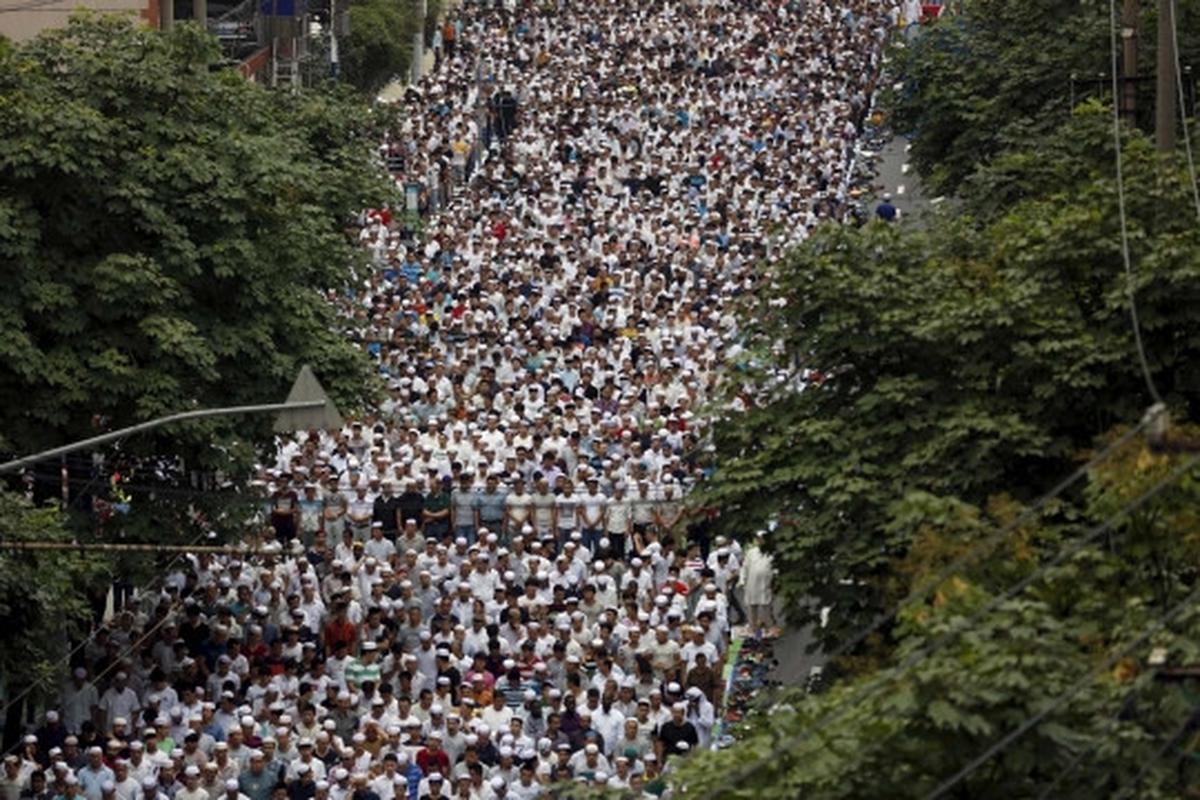 Kekhusyukan muslim minoritas China Salat Id di masjid mirip kuil