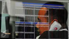 Pekerja tengah memantau pergerakan saham di sebuah monitor, Jakarta, Senin (14/11). Laju IHSG melemah 2,6 persen atau sekitar 137,71 poin ke level 5.094,25 pada penutupan sesi pertama perdagangan saham Senin (14/11/2016). (Liputan6.com/Angga Yuniar)