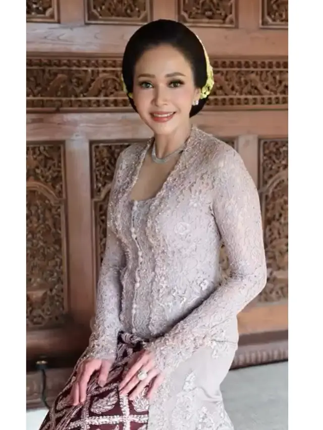 6 Potret Kebaya Maia Estianty di 7 Bulanan Alyssa Daguise, Modern Klasik Memukau