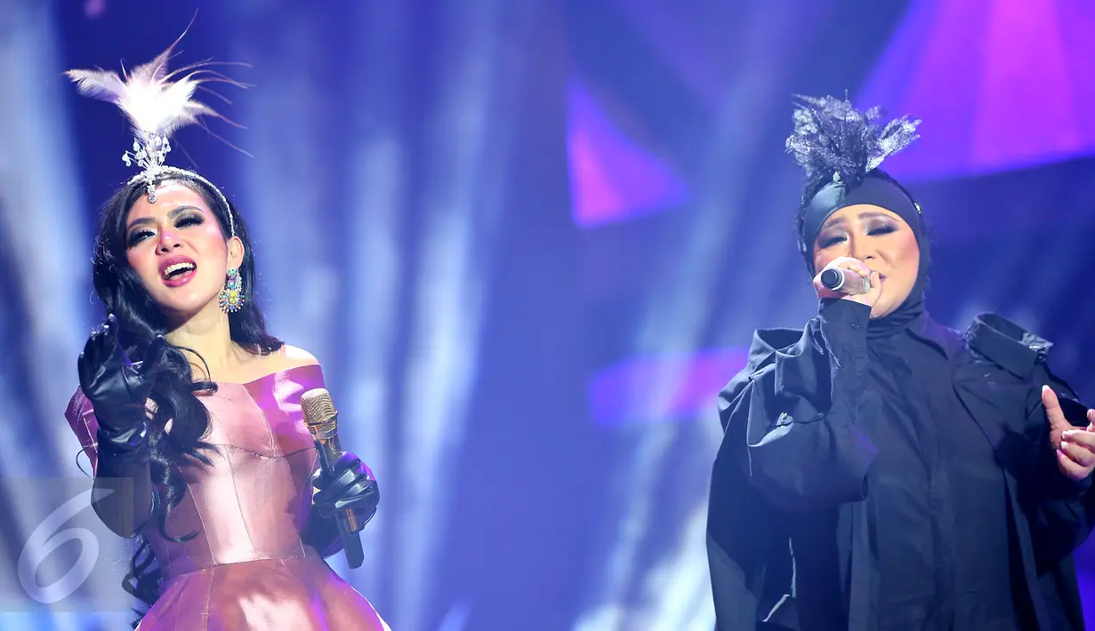 Penampilan duet Syahrini bersama  Melly Goeslaw dalam konser The Biggest Concert 'Dream Big' di Studio Emtek, Jakarta, Jumat (29/1). Dalam konser bernuansa glamor itu, Syahrini membawakan 15 lagu. (Liputan6.com/Faizal Fanani)