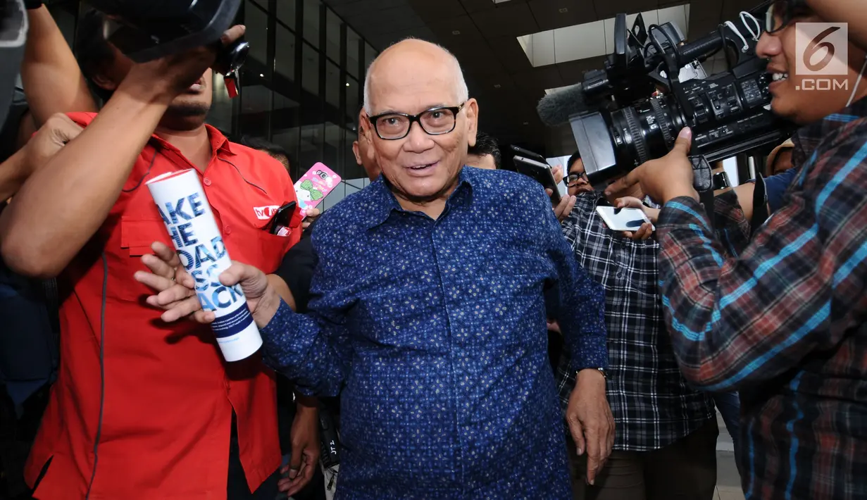 Mantan Menko Perekonomian Dorodjatun Kuntjoro Jakti (tengah) menghindari pertanyaan usai diperiksa di gedung KPK, Jakarta, Selasa (2/1). Dorodjatun diperiksa sebagai saksi dugaan korupsi penerbitan SKL BLBI kepada BDNI. (Liputan6.com/Helmi Fithriansyah)