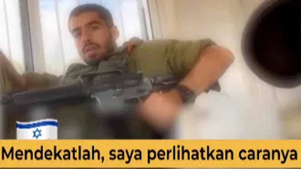 “Mendekatlah, saya perlihatkan caranya,” tutur dia.<br>