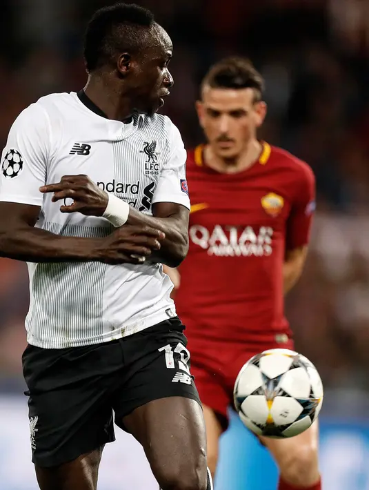 Striker Liverpool Sadio Mane berusaha menahan bola saat melawan AS Roma dalam pertanding semifinal Liga Champions di Stadion Olimpico, Roma (2/5). Kendati kalah, Liverpool tetap melangkah ke final dengan agregat 7-6. (Riccardo Antimiani / ANSA via AP)
