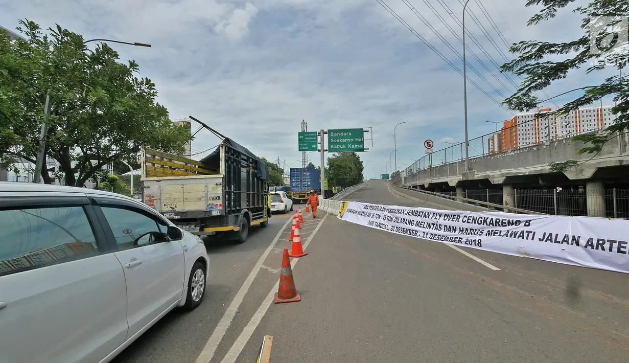Pengalihan arus lalu lintas di flyover Cengkareng, Jakarta, Kamis (27/12). Ditlantas Polda Metro Jaya menutup sementara dan mengalihkan jalur di kawasan tersebut sampai dengan 31 Desember 2018. (Liputan6.com/Herman Zakharia)
