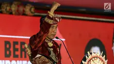 Presiden Joko Widodo mengenakan baju adat Bali memberikan sambutan saat menghadiri Kongres V PDIP di Grand Inna Beach, Sanur, Bali, Kamis (8/8/2019). Kongres V PDIP berlangsung selama tiga hari sejak 8 hingga 10 Agustus mendatang. (Liputan6.com/Johan Tallo)