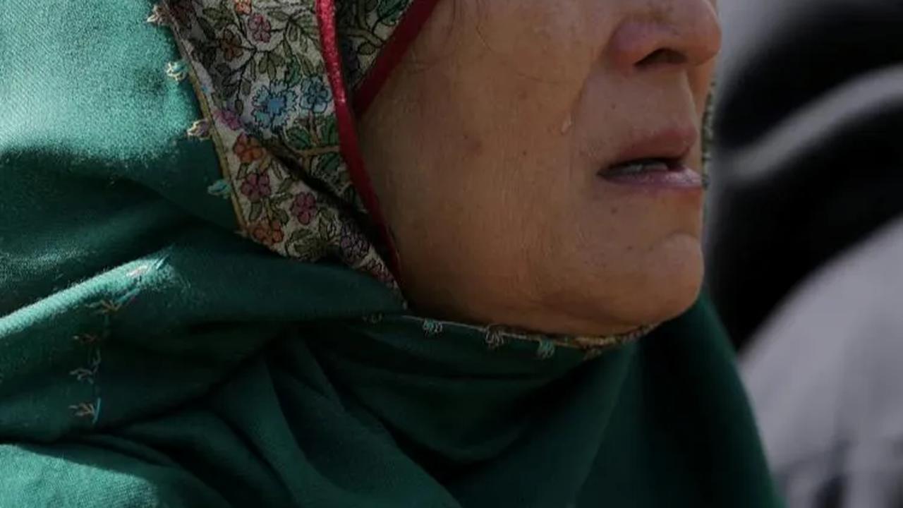 Tangis wanita muslim pun pecah selama berdoa untuk mendukung warga Palestina di tengah konflik yang sedang berlangsung antara Israel dan Hamas, di Mineola, New York, AS (15/10/2023).