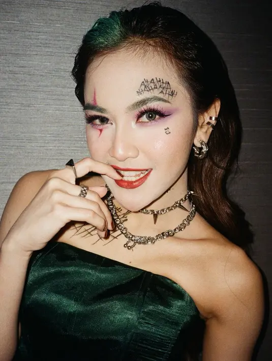 Mahalini Raharja memberikan inspirasi makeup untuk Halloween. Bold makeup ala Joker dengan outfit hijau, Mahalini sukses tampil totalitas penuh pesona menghadirkan karakter Joker dari makeupnya. [Foto: Instagram/mahaliniraharja]