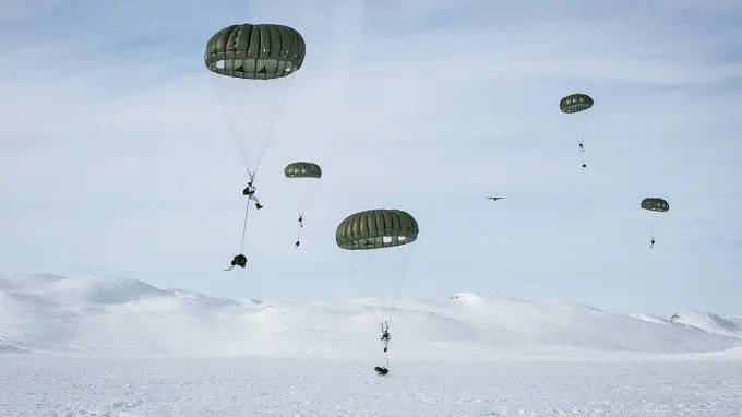 Pasukan khusus perempuan juga menjalani latihan yang sama dengan laki-laki termasuk salah satunya terjun payung (Norwegian Special Forces)