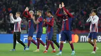 Para pemain Barcelona merayakan akhir duel matchday 5 Grup H Liga Champions 2023/2024 melawan Porto di Stadion Montjuic pada Rabu (29/11) dinihari WIB. (LLUIS GENE / AFP)