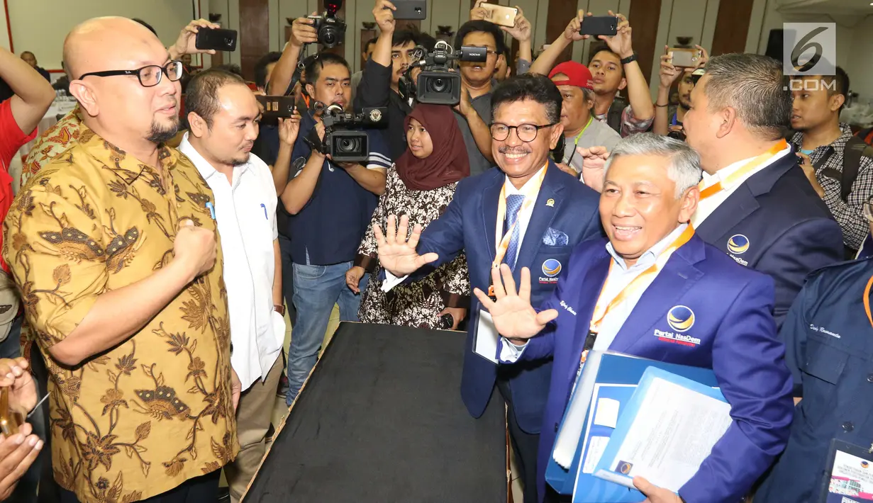 Ketua Bapilu NasDem, Effendy Choirie dan Sekjen Partai Nasdem Johnny G Plate mendaftarkan bakal calon anggota legislatif ke KPU RI, Senin (16/7). NasDem menjadi partai pertama yang mendaftarkan bacalegnya untuk Pemilu 2019. (Liputan6.com/Angga Yuniar)