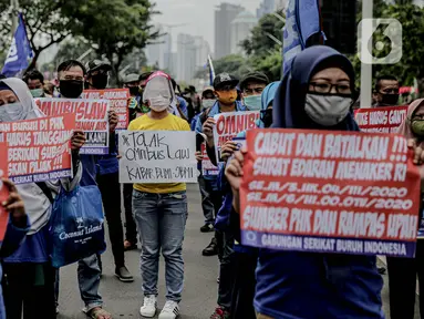 Massa yang tergabung dalam Front Perjuangan Rakyat (FPR) melakukan unjuk rasa di Jalan Gerbang Pemuda, Senayan, Jakarta, Jumat (14/8/2020). Dalam aksinya mereka menolak rencana pengesahan RUU Cipta Kerja atau omnibus law. (Liputan6.com/Faizal Fanani)