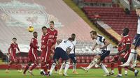 Liverpool meraih kemenangan 2-1 atas Tottenham Hotspur pada laga pekan ke-13 Premier League di Stadion Anfield, Kamis (17/12/2020) dini hari WIB. (Peter Powell/ Pool via AP)