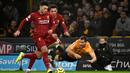 Pemain Liverpool Alex Oxlade-Chamberlain (kiri) menggiring bola melewati pemain Wolverhampton Wanderers Jonny pada pertandingan Liga Inggris di Molineux Stadium, Wolverhampton, Inggris, Kamis (23/1/2020). Liverpool menang 2-1. (AP Photo/Rui Vieira)