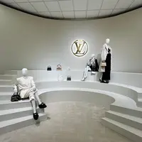Louis Vuitton hadirkan Women’s 2026 Collection Resee, berlokasi di Sentral Senayan dan dikemas dengan begitu apik. Hal pertama yang memikat mata adalah ruangan khusus untuk koleksi dengan material spesial. Mulai dari exotic leather hingga fur. / Foto: Fimela.com.