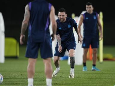 Penyerang Argentina Lionel Messi melakukan pemanasan saat latihan timnas di Doha, Qatar, Selasa (29/11/2022). Laga pamungkas Grup C Piala Dunia 2022 antara Polandia vs Argentina akan digelar di Stadium 974 pada Kamis, 1 Desember 2022 dinihari WIB. (AP Photo/Jorge Saenz)