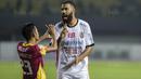 Striker Bali United, Sylvano Comvalius, berdebat dengan gelandang Bhayangkara FC, Wahyu Subo Seto, pada laga Liga 1 Indonesia di Stadion Patriot, Bekasi, Jumat (29/9/2017). Bhayangkara menang 3-2 atas Bali. (Bola.com/Vitalis Yogi Trisna)