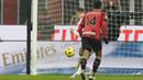 Gelandang Atalanta, Teun Koopmeiners mencetak gol kedua timnya ke gawang AC Milan lewat eksekusi penalti pada laga perempatfinal Coppa Italia 2023/2024 di San Siro Stadium, Milan, Kamis (11/1/2024) dini hari WIB. (AP Photo/Luca Bruno)