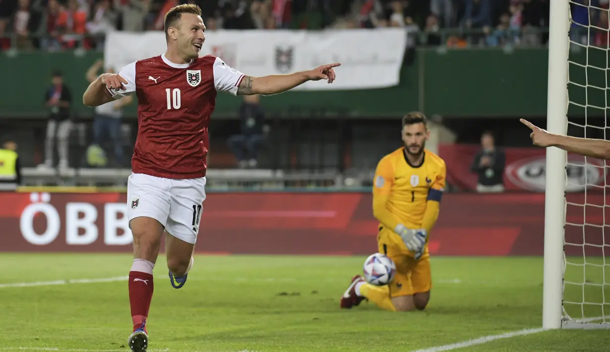 <p>Penyerang Austria, Andreas Weimann berselebrasi usai mencetak gol ke gawang Prancis pada pertandingan grup A1 UEFA Nations League di Stadion Ernst Happel di Wina, Austria, Sabtu (11/6/2022). Prancis bermain imbang atas Austria 1-1. (AP Photo/Michael Gruber)</p>
