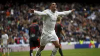Cristiano Ronaldo melakukan selebrasi usai menjebol gawang Celta Vigo, Spanyol, Sabtu (5/3/2016). Empat gol ke gawang Celta Vigo membuat Ronaldo telah melampaui 350 gol selama berseragam Madrid sejak 2009. (Reuters/Susanna Vera)  