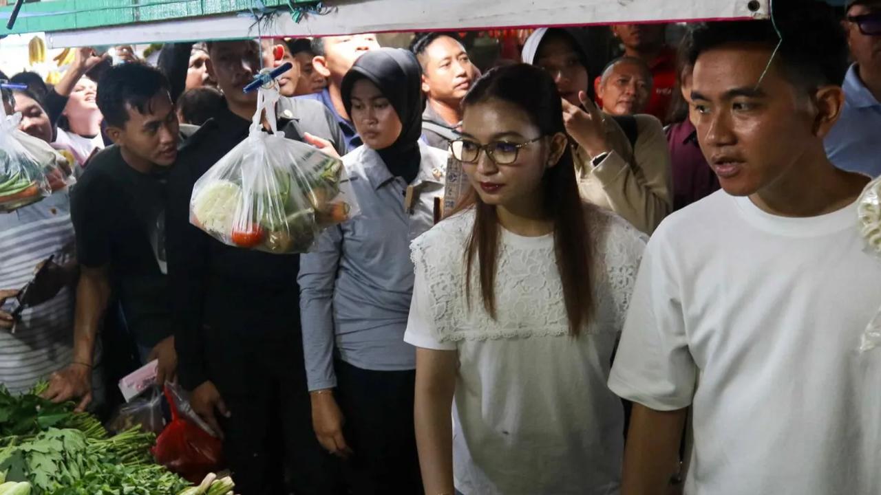 Cawapres nomor urut dua Gibran Rakabuming Raka makan siang di kawasan Nasi Kapau Kramat Raya, Senen, Jakarta Pusat pada Minggu (3/12).