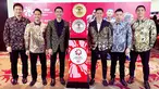 Biasa tampil di lapangan pakai jersey, penampilan tim Indonesia pakai batik di Gala Dinner BWF World Tour Finals 2022 bikin pangling. Jelang pertandingan, momen Gala Dinner adalah momen yang dinantikan pecinta bulutangkis karena melihat penampilan berbeda dari sederet pemainnya. Dalam momen tersebut, Mohammad Ahsan tidak terlihat karena diketahui sedang sakit. (Liputan6.com/IG/@badminton.ina)