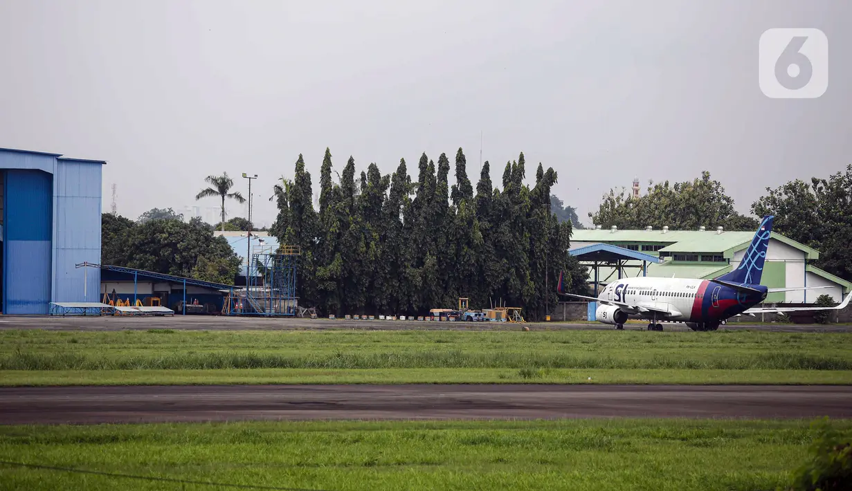 Sebuah pesawat parkir di Apron Bandara Pondok Cabe, Pamulang, Tangerang Selatan, Banten, Rabu (29/12/2021). Kementerian Perhubungan menunjuk Bandara Pondok Cabe dan Bandara Soekarno-Hatta sebagai bandara pengganti selama revitalisasi Bandara Halim Perdanakusuma. (Liputan6.com/Faizal Fanani)