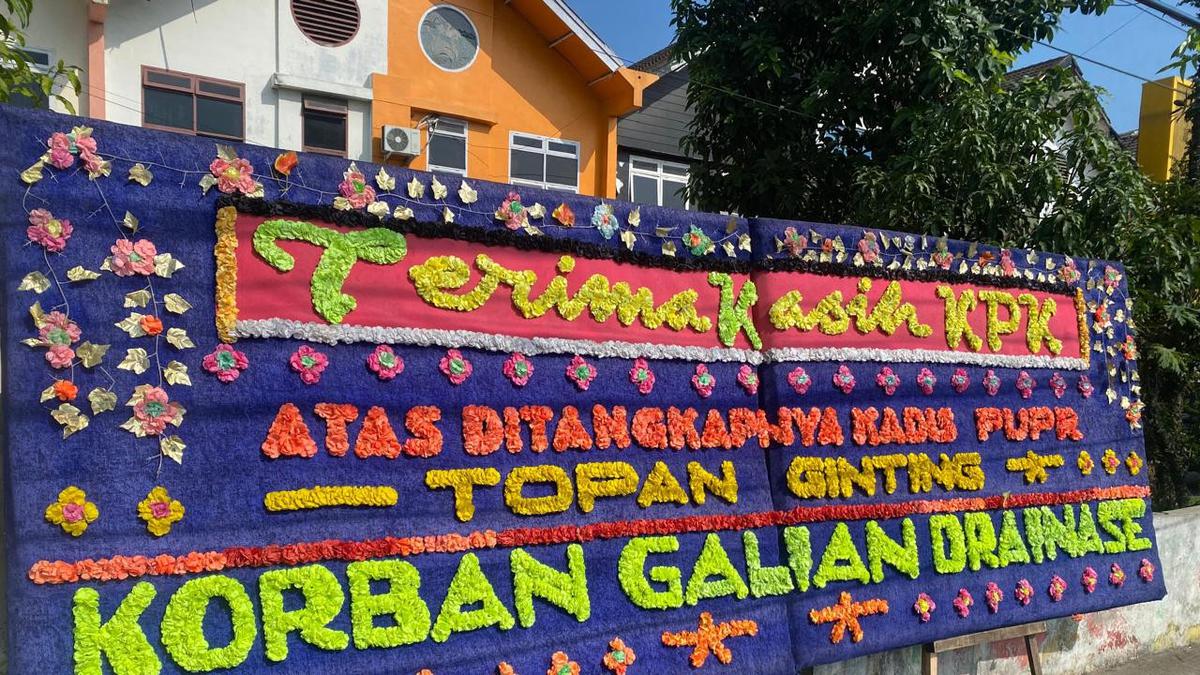Kadis PUPR Sumut Topan Ginting Terjaring OTT, Papan Bunga Ucapan Selamat untuk KPK Muncul