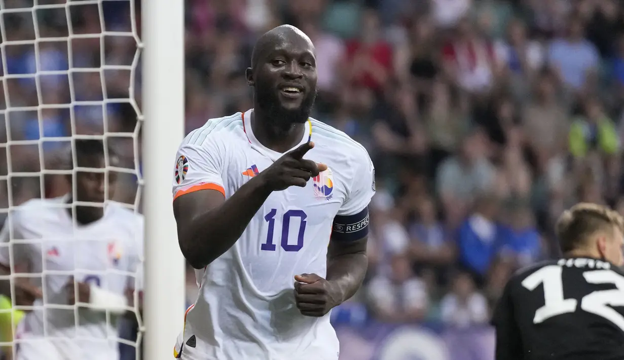 Pemain Belgia, Romelu Lukaku melakukan selebrasi setelah mencetak gol kedua timnya ke gawang Estonia pada laga Grup F Kualifikasi Euro 2024 yang berlangsung di A. Le Coq Arena, Tallinn, Estonia, Rabu (21/06/2023) dini hari WIB. Lukaku sukses mencetak dua gol untuk kemenangan 3-0 Belgia. (AP Photo/Pavel Golovkin)