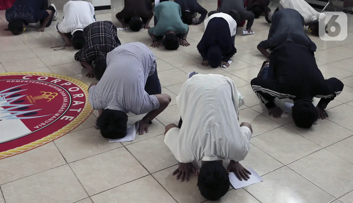 Narapidana sujud syukur usai mendapat pembebasan bersyarat melalui program asimilasi dan integrasi terkait pandemi virus corona COVID-19 di Rutan Kelas I Depok, Jawa Barat, Selasa (7/4/2020). Sekitar 290 narapidana mendapatkan pembebasan bersyarat. (Liputan6.com/Johan Tallo)