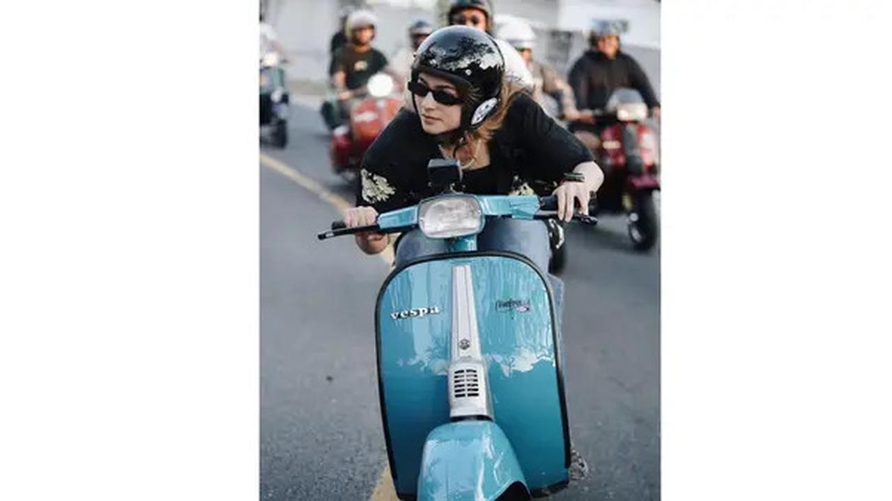 10 Potret Sintya Marisca Kendarai Vespa, Gayanya Curi Perhatian