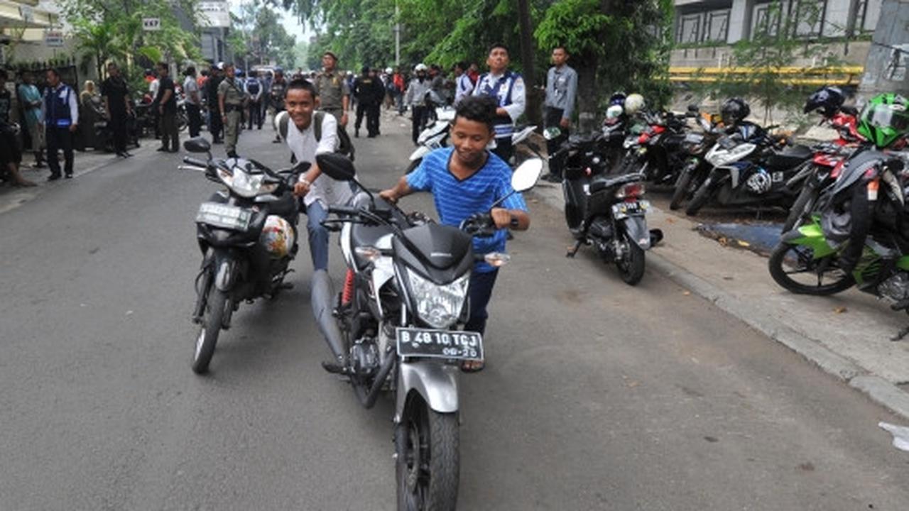 Tertibkan parkir liar di Thamrin City, petugas angkut ratusan motor