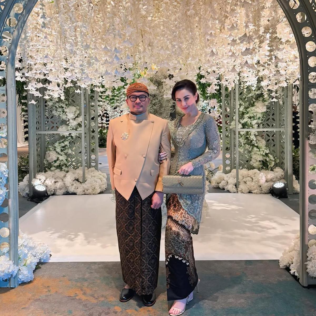 7 Potret Jennifer Dunn saat Kondangan, Tampil Elegan - Perlihatkan Kebersamaan dengan Anak dan Suami