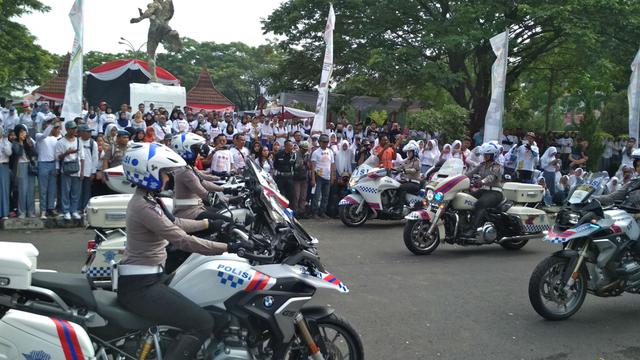 Aksi Freestyle Polwan Cantik di Millenial Safety Festival Cirebon