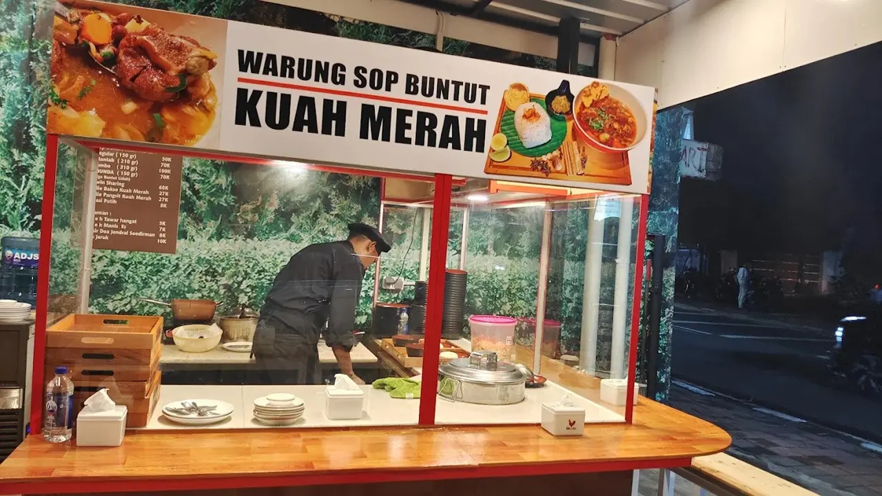 Potret Warung Sop Buntut Ayah Vidi Aldiano