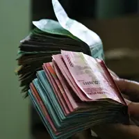 Ilustrasi uang, duit, rupiah. (Photo by Mufid Majnun on Unsplash)