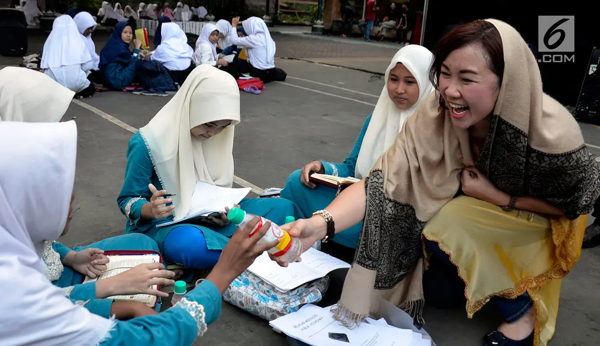 Siswa ikut Pesantren Ramadhan di halaman Masjid Sunda Kelapa, Jakarta, Jumat (9/6). Cap Kaki Tiga memperingati HUT ke-80 tahun  dengan membagikan takjil kepada 10.000 anak Yatim dan Dhuafa di Jakarta dan Surabaya. (Liputan6.com/Johan Tallo)