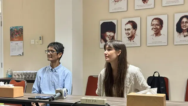 Kolaborasi dua seniman asal Indonesia dan Australia dalam membuat mural untuk memperingati hubungan diplomatik kedua negara. (Liputan6/Benedikta Miranti)