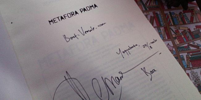 Terima kasih, Bara atas bukunya. Sukses selalu untuk karya-karya selanjutnya. | Foto: copyright Vemale/nda