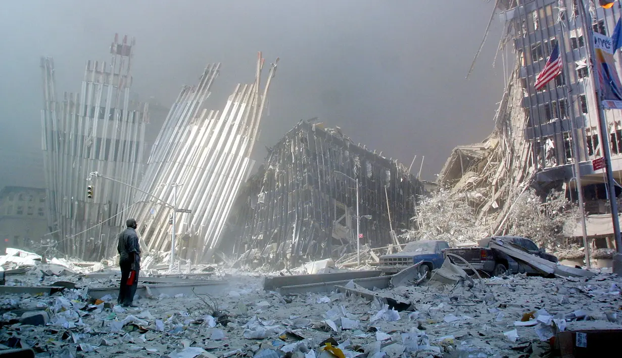 File foto seorang pria berdiri di puing-puing, dan berteriak menanyakan apakah ada yang membutuhkan bantuan, setelah runtuhnya menara kembar pertama Menara World Trade Center di Manhattan, New York pada 11 September 2001 . (AFP/Doug Kanter)